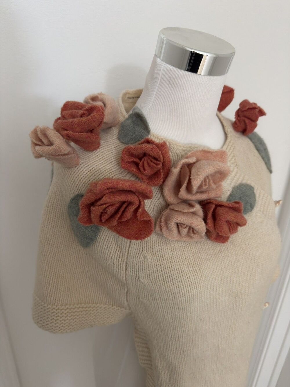 VTG Y2K Sleeping On Snow Anthropologie Wool 3D Rose Capelet Poncho Sweater Wrap